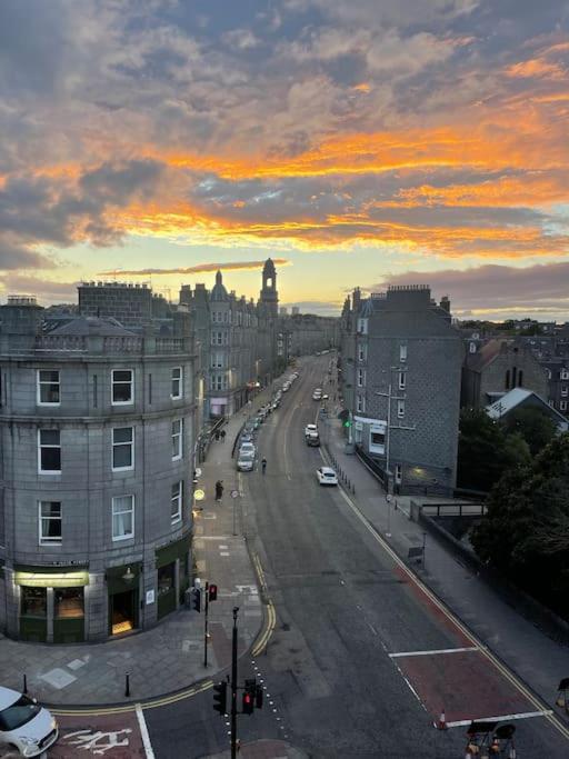 Executive Top Floor 1 Bedroom Apartment Aberdeen Exterior photo
